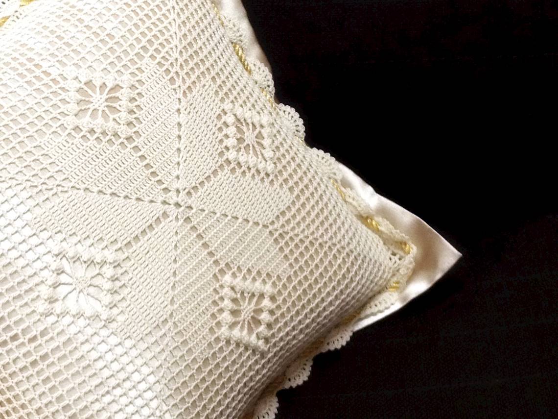 Hand-embroidered cotton yarn crochet