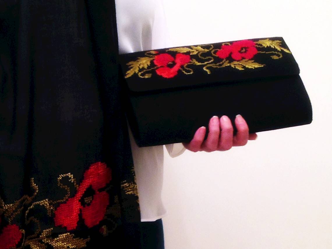 Purse made from hand-embroidered Aatamen