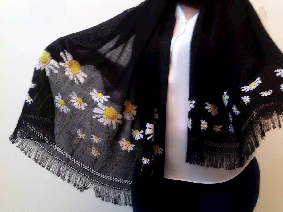 شال برسم ورود المرغريت البيضاء